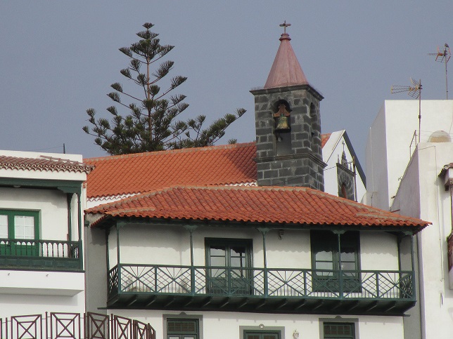Iglesia Santa Ana desde la plaza de la basílica. Candelaria.