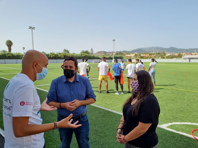 De izquierda a derecha de la imagen. el concejal de Bienestar Social de La Laguna, Rubens Ascanio, y la directora general de Juventud del Gobierno de Canarias, Laura Fuentes, durante su visita al Estadio Francisco Peraza.